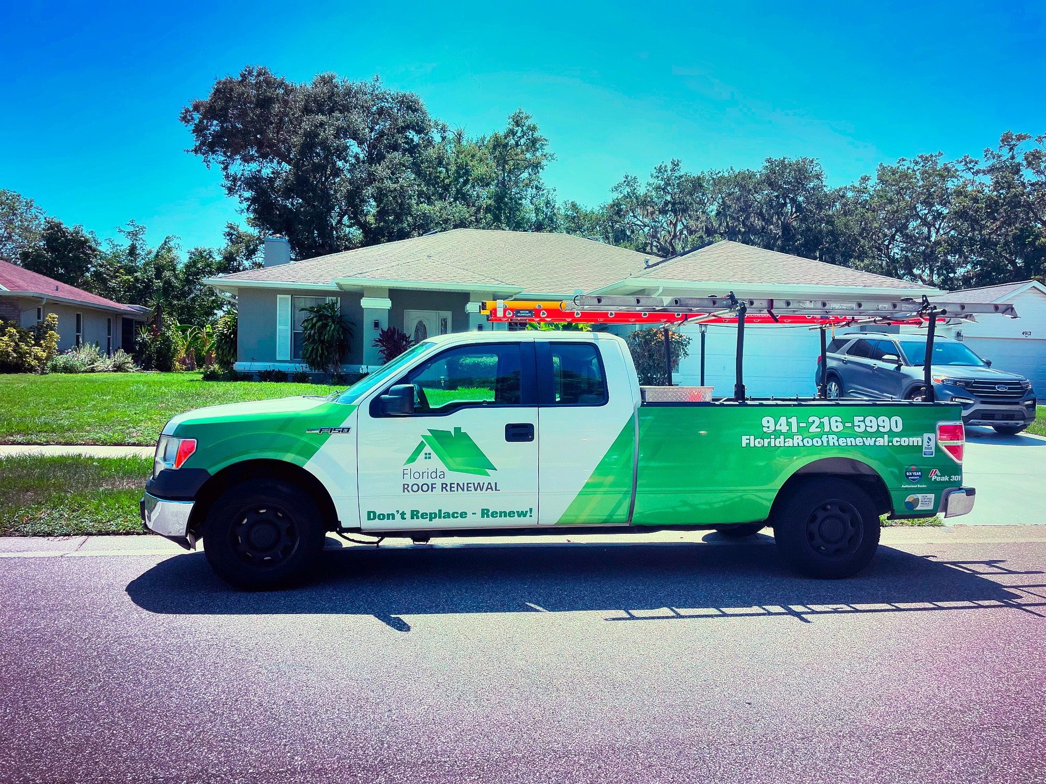 Florida Roof Renewal truck arriving for free roof inspection